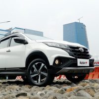 Beda Harga Toyota Rush dan Daihatsu Terios, Mana Pilihanmu?