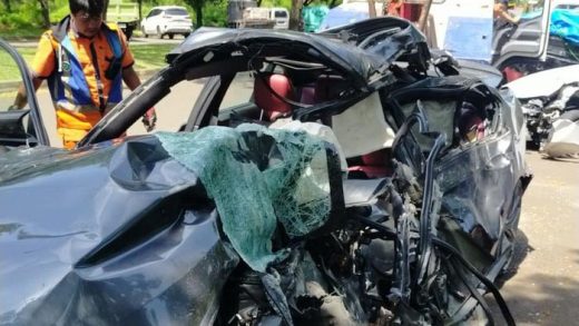 BMW Hilang Kendali, Pikap Ringsek Tak Berbentuk