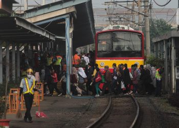 Jutaan Orang Naik KRL Setiap Hari Namun Risiko Ini Sering Diremehkan
