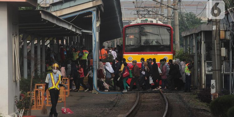 Jutaan Orang Naik KRL Setiap Hari Namun Risiko Ini Sering Diremehkan