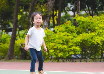 Pilih Sepatu dan Sandal Anak yang Tepat untuk Tumbuh Kembang Kaki yang Optimal