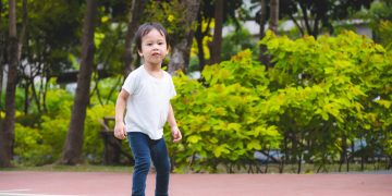 Pilih Sepatu dan Sandal Anak yang Tepat untuk Tumbuh Kembang Kaki yang Optimal