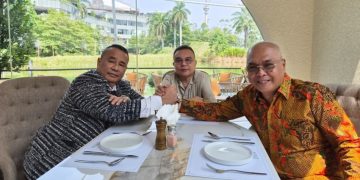 Hotman Paris dan Ketua Umum PWI Salam Komando di Hadapan Dasco
