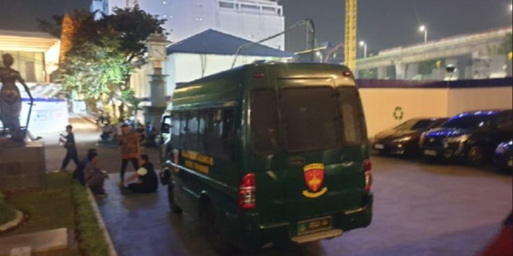 Pemeriksaan Eks Jampidsus Febrie Adriansyah Belum Selesai, Mobil Tahanan Siaga di Kejagung