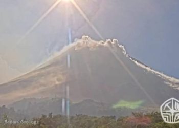Gunung Merapi Erupsi, Awan Panas Meluncur 1,7 Km dari Puncak dengan Status Siaga!