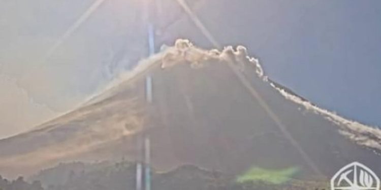 Gunung Merapi Erupsi, Awan Panas Meluncur 1,7 Km dari Puncak dengan Status Siaga!