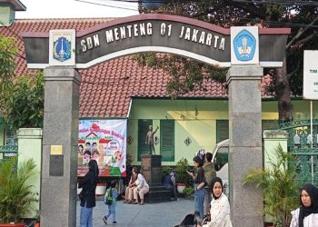 Hari Pertama Sekolah, Orang Tua Setia Dampingi Anak di SDN Menteng 01