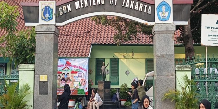 Hari Pertama Sekolah, Orang Tua Setia Dampingi Anak di SDN Menteng 01