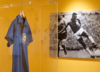 Jersey Bersejarah Pele Terjual Rp80 Miliar Jadi Memorabilia Termahal Legenda