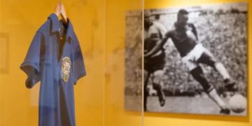 Jersey Bersejarah Pele Terjual Rp80 Miliar Jadi Memorabilia Termahal Legenda