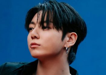 Jungkook Terciduk Jalan Bareng Wanita Pirang, Sosoknya Bikin Penggemar Ngakak