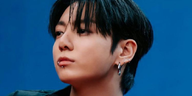 Jungkook Terciduk Jalan Bareng Wanita Pirang, Sosoknya Bikin Penggemar Ngakak