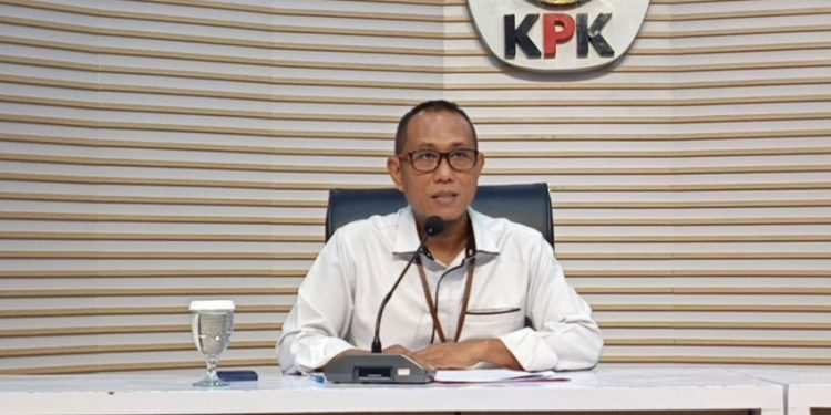 Tiga Tersangka Kasus Suap Dana Hibah Pokmas Ditahan KPK di Jawa Timur