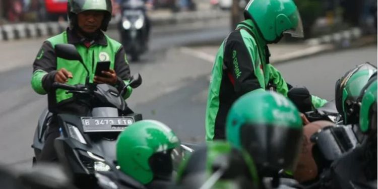 Pengaruh Libur Sekolah Terhadap Order Online Dibandingkan Komisi 8 Persen