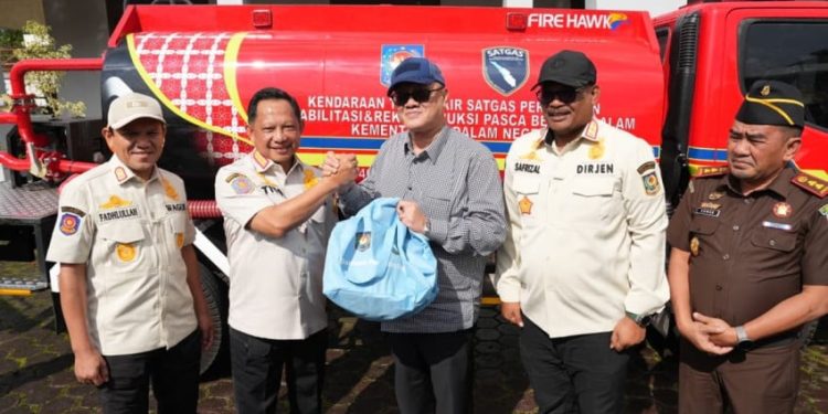 Apresiasi Mendagri untuk Warga Jembatan Enang-Enang Diperkuat