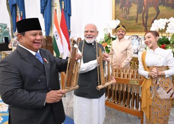 Momen Prabowo Berikan Angklung kepada Presiden Modi sebagai Simbol Persahabatan