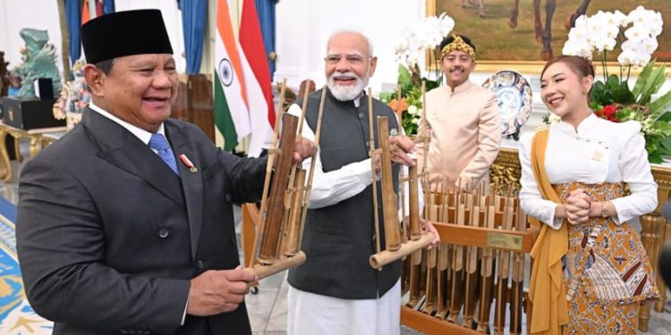 Momen Prabowo Berikan Angklung kepada Presiden Modi sebagai Simbol Persahabatan