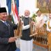 Momen Prabowo Berikan Angklung kepada Presiden Modi sebagai Simbol Persahabatan