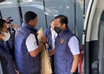 Penyidik Tipikor Datangi Kejagung Bawa Bingkai Foto dan Tiga Boks Kontainer