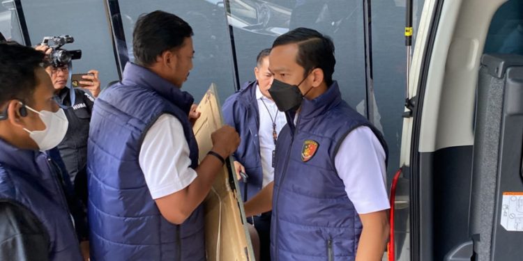 Penyidik Tipikor Datangi Kejagung Bawa Bingkai Foto dan Tiga Boks Kontainer