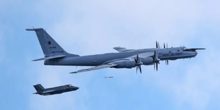 Pesawat Rusia Dekati Kapal Induk Inggris, F-35 London Siaga dengan 2 Jet Tempur Siluman
