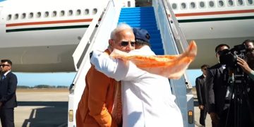 Prabowo Peluk Hangat Modi Saat Antar Kepulangan di Bandara YIA