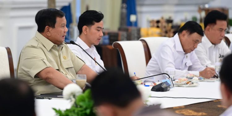 Prabowo Pimpin Rapat Terkait Kopdes Merah Putih, Gibran Duduk di Sampingnya