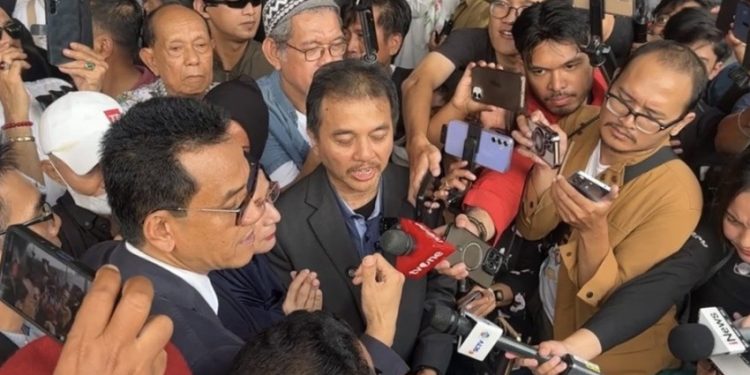 Praperadilannya Dikabulkan Sebagian di PN Jaksel, Roy Suryo Tersenyum Lebar