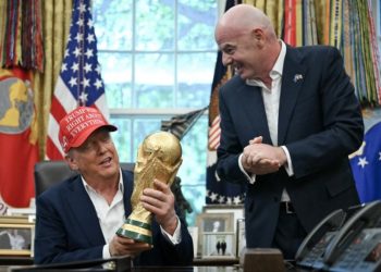 Trump Serahkan Trofi Pemenang Piala Dunia 2026
