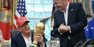 Trump Serahkan Trofi Pemenang Piala Dunia 2026