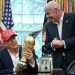 Trump Serahkan Trofi Pemenang Piala Dunia 2026