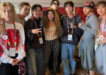 Shakira Sapa Penggemar dengan Bahasa Korea Setelah Bertemu BTS