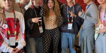Shakira Sapa Penggemar dengan Bahasa Korea Setelah Bertemu BTS