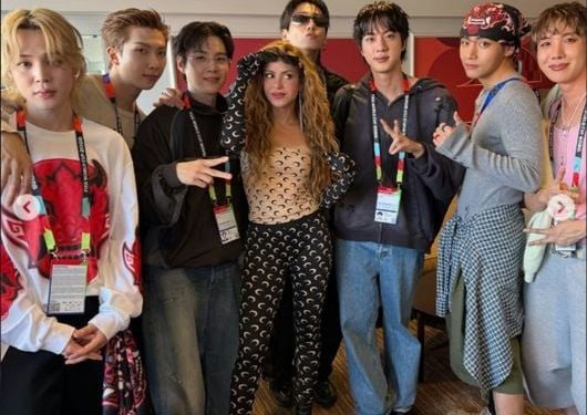 Shakira Sapa Penggemar dengan Bahasa Korea Setelah Bertemu BTS