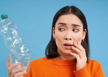 8 Tanda Dehidrasi yang Sering Diabaikan dan Cek Warna Urine Anda