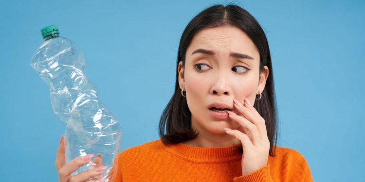 8 Tanda Dehidrasi yang Sering Diabaikan dan Cek Warna Urine Anda