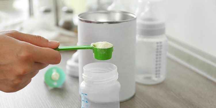 Bolehkah Menggunakan Air Kemasan untuk Menyeduh Susu Formula Bayi?