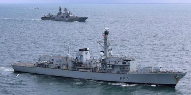 Tiga Kapal dan Satu Helikopter Inggris Mengikuti Kapal Perang Rusia Selama 72 Jam Menegangkan