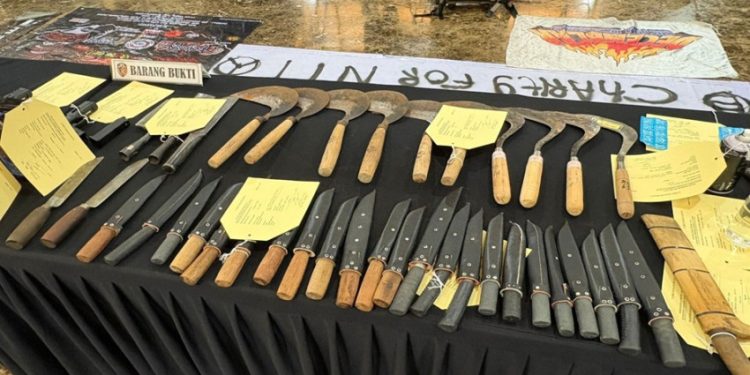 Airsoft Gun Senjata Tajam dan Bom Molotov Disita Polisi Terkait Demo di DPR