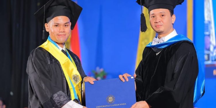 Cerita Ayyub Lulusan Termuda Sarjana Terapan di Usia 20 Tahun