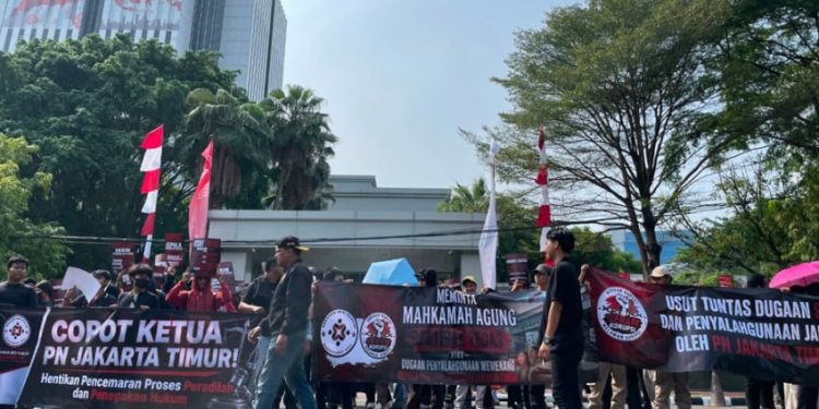 Demo di Mahkamah Agung Tuntut Evaluasi Pengadilan Negeri Jakarta Timur