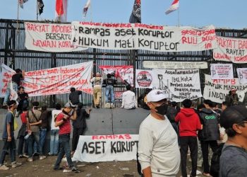 Demonstran Penuhi DPR Tuntut Aset Dirampas dan Hukuman Mati untuk Koruptor