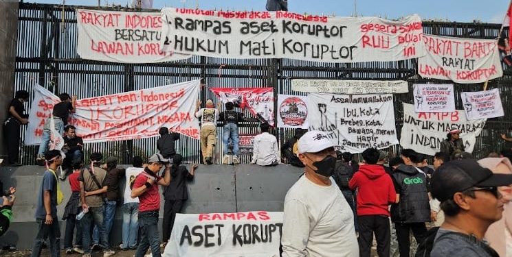 Demonstran Penuhi DPR Tuntut Aset Dirampas dan Hukuman Mati untuk Koruptor