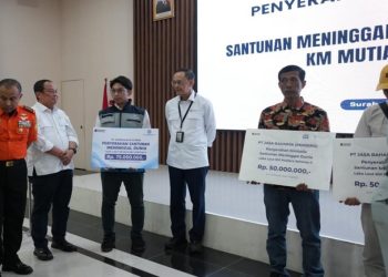 Dirut Serahkan Santunan kepada Korban KMP Mutiara Sentosa II