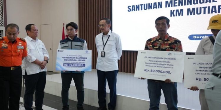 Dirut Serahkan Santunan kepada Korban KMP Mutiara Sentosa II