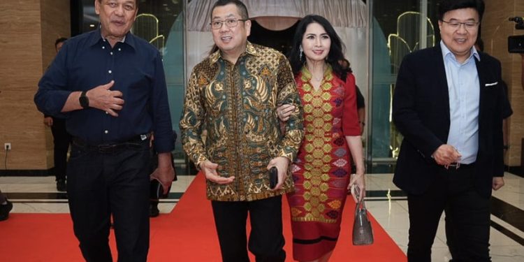 Hary Tanoesoedibjo Hadiri HUT RCTI Ke-37 Tampil Elegan Bersama Liliana