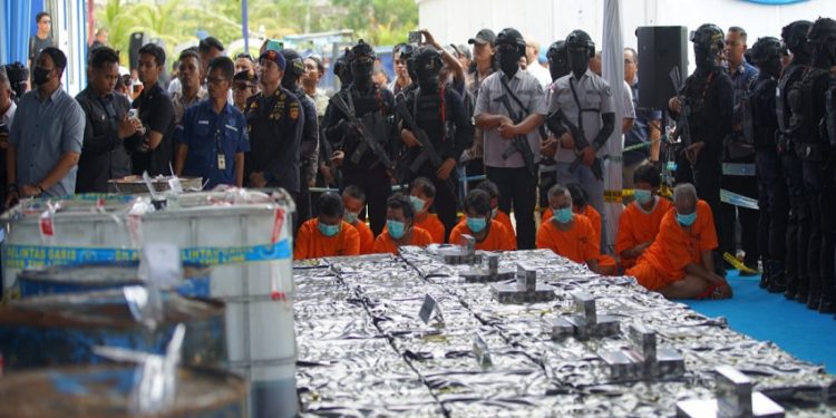 Kado HUT Ke-81 RI, BNN dan Bea Cukai Gagalkan Penyelundupan 2,6 Ton Sabu Cair