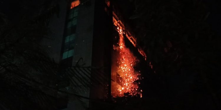 Kebakaran Gedung Bapenda DKI Jakarta, 200 Petugas Pemadam Kebakaran Berjuang Memadamkan Api