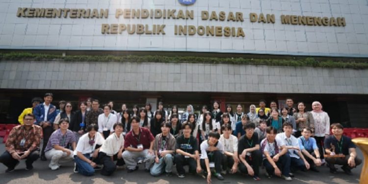 Kemendikdasmen Perkenalkan Pendekatan Pembelajaran STEM kepada Siswa dari Jepang