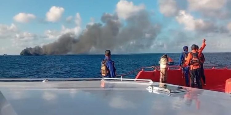KMP Putri Yasmin Terbakar di Selat Lombok, Tim SAR Evakuasi Penumpang